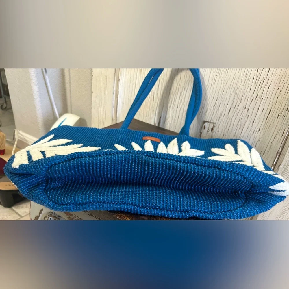 ☀️☀️Christian Siriano‎ Blue and White Tropical Tote-NWT☀️☀️